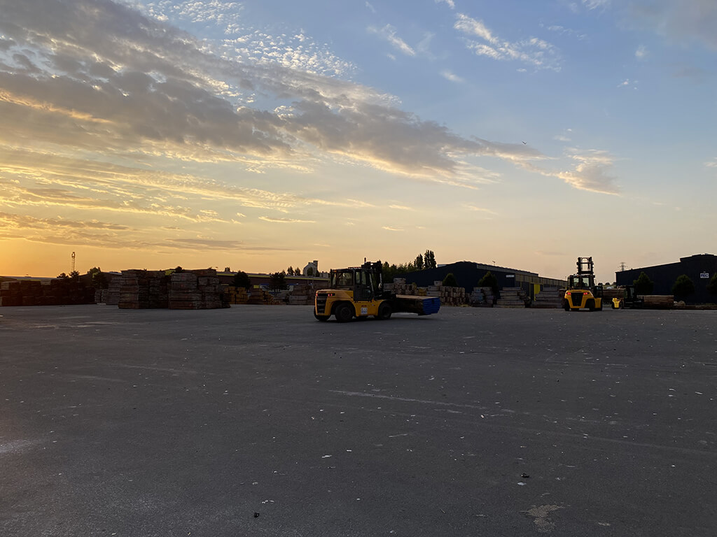 navire BOCS port de Caen - déchargement de bois exotique