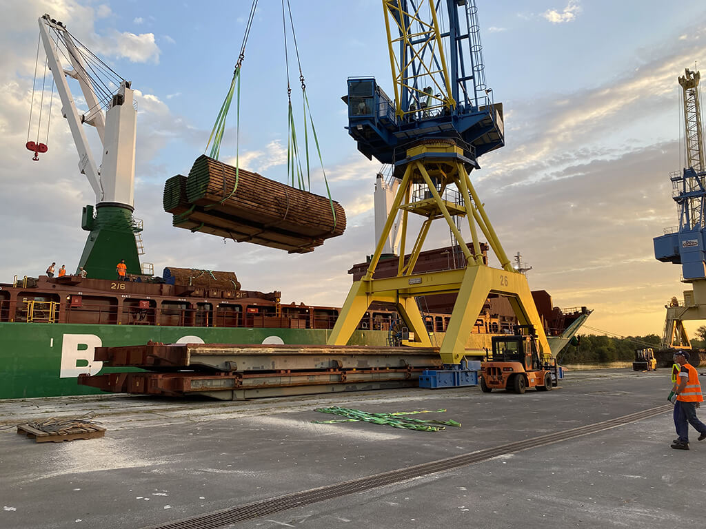 navire BOCS port de Caen - déchargement de bois exotique