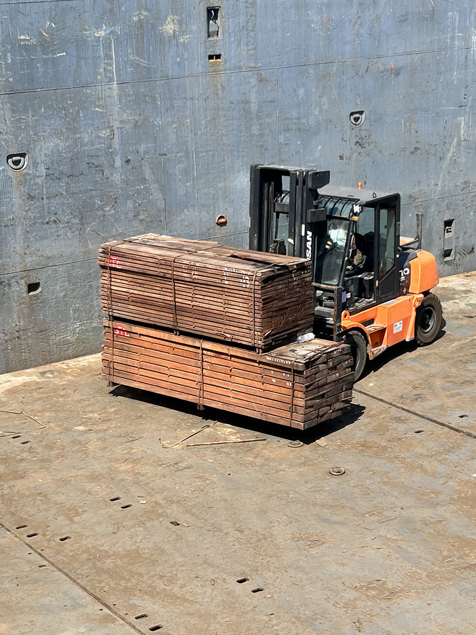 navire BOCS port de Caen - déchargement de bois exotique 2