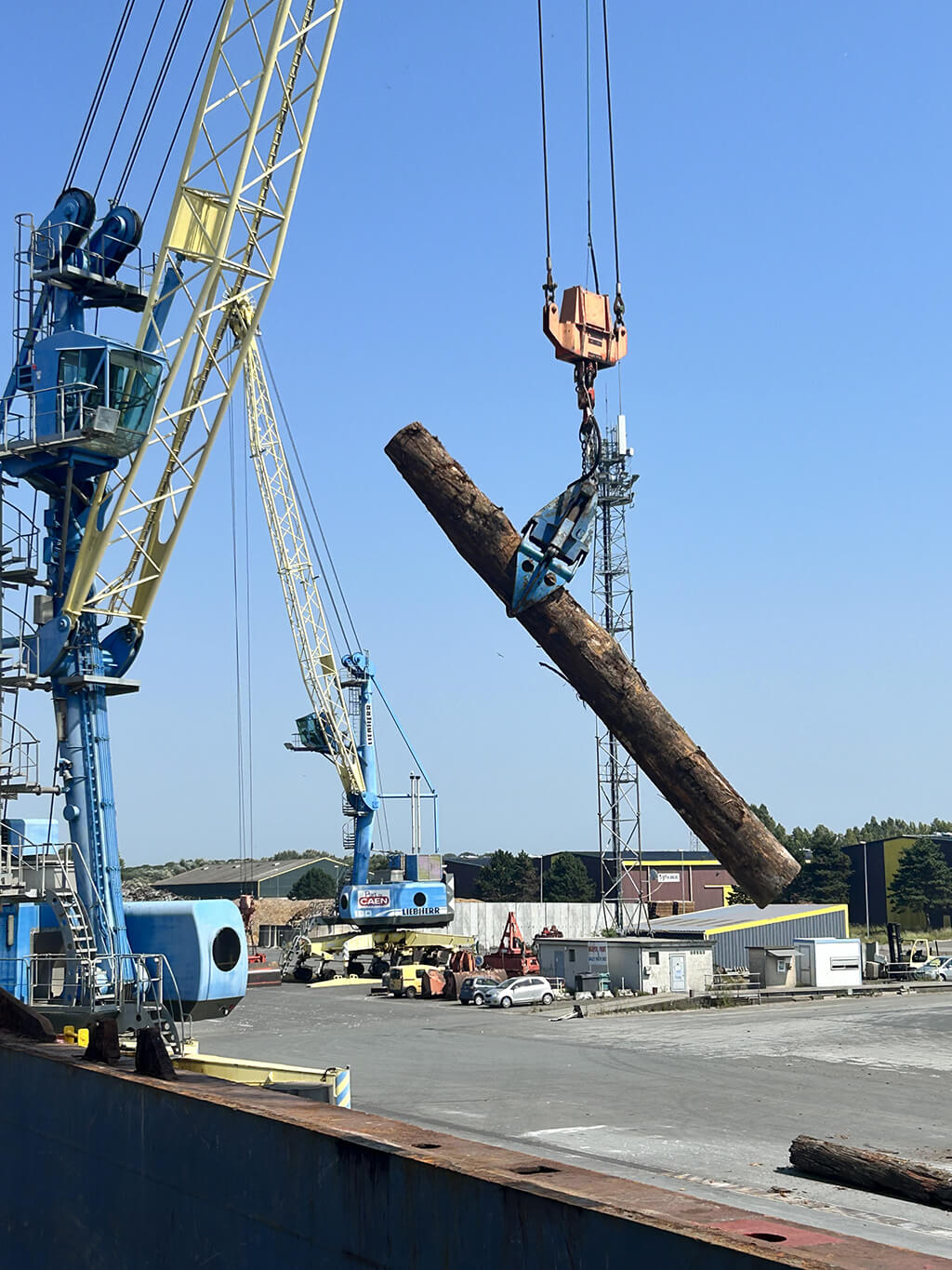 navire BOCS port de Caen - déchargement de bois exotique 3